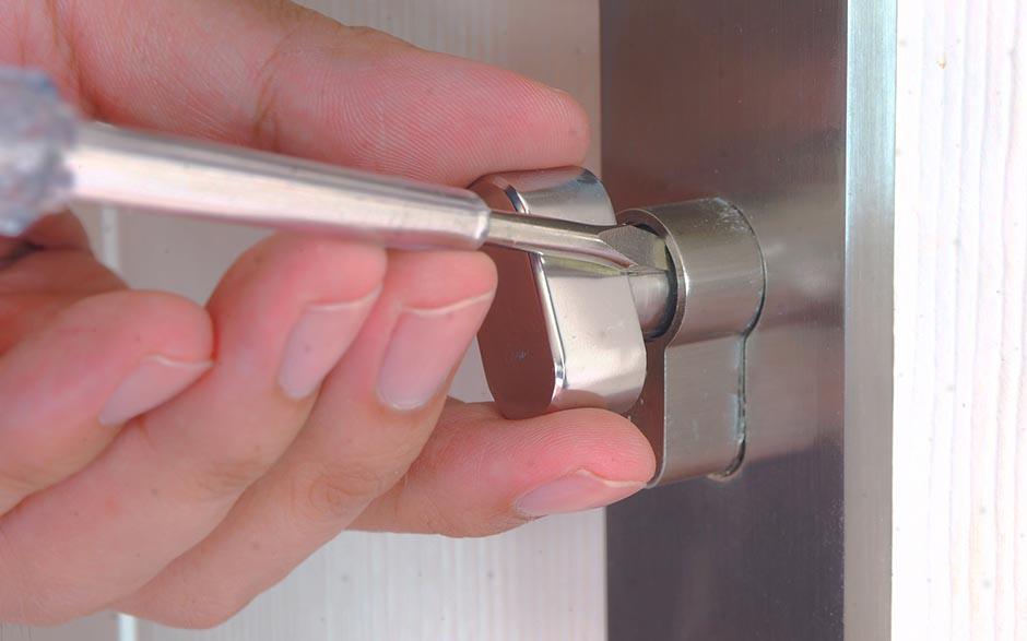 combien coute un serrurier pour ouvrir une porte Paris 15